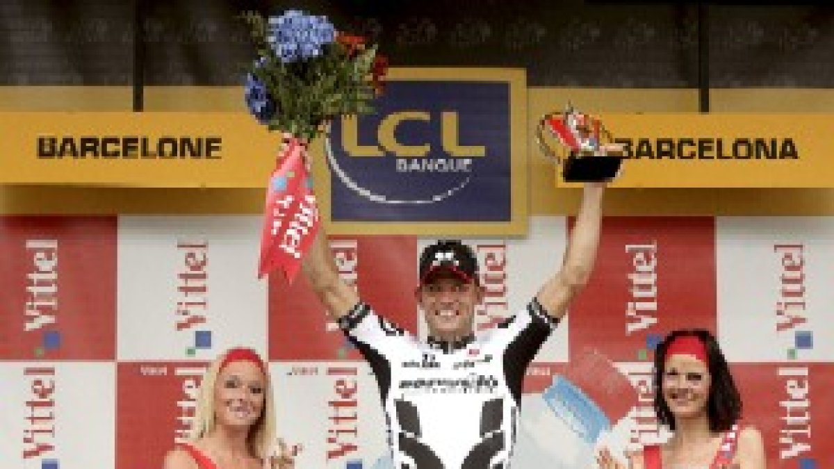 Thor Hushovd celebra la victoria en el podio, la primera de su equipo en la ronda gala.