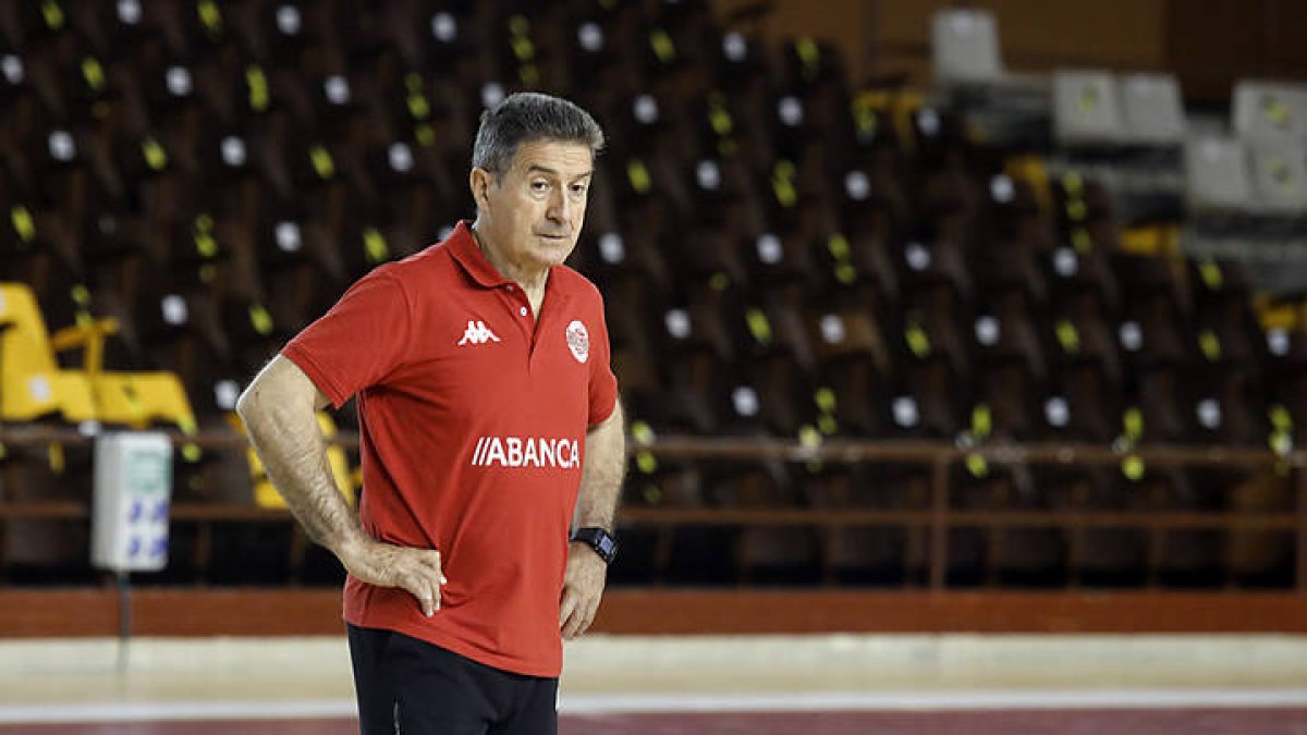 Manolo Cadenas entrenador del Avanca Ademar | MARCIANO PÉREZ