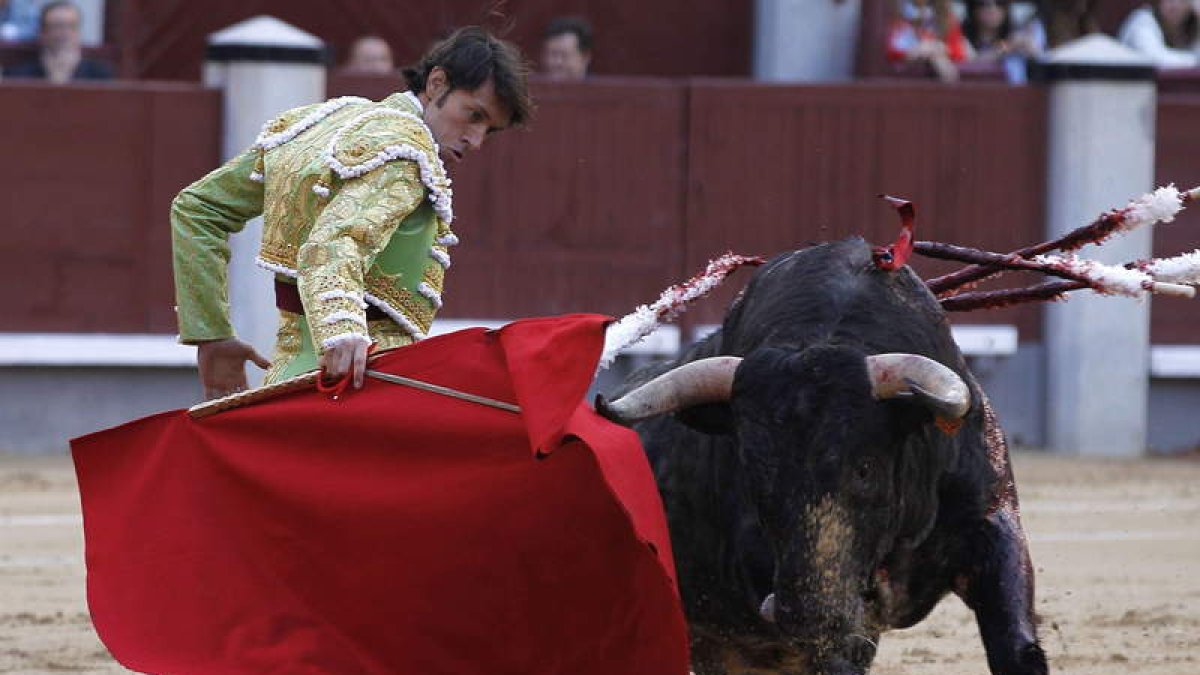 Antonio Nazaré durante la faena con su primero en la segunda corrida de la feria de San Isidro.