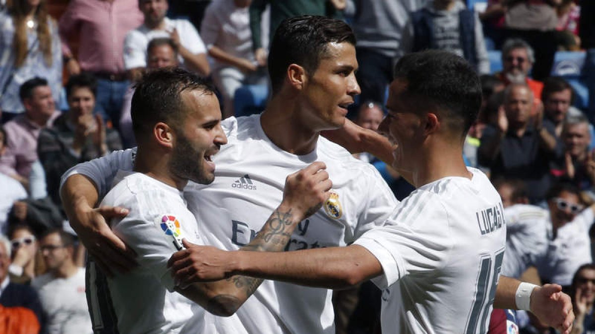Cristiano Ronaldo celebra con Lucas Vázquez y Jesé Rodríguez su tanto. ÁNGEL DÍAZ