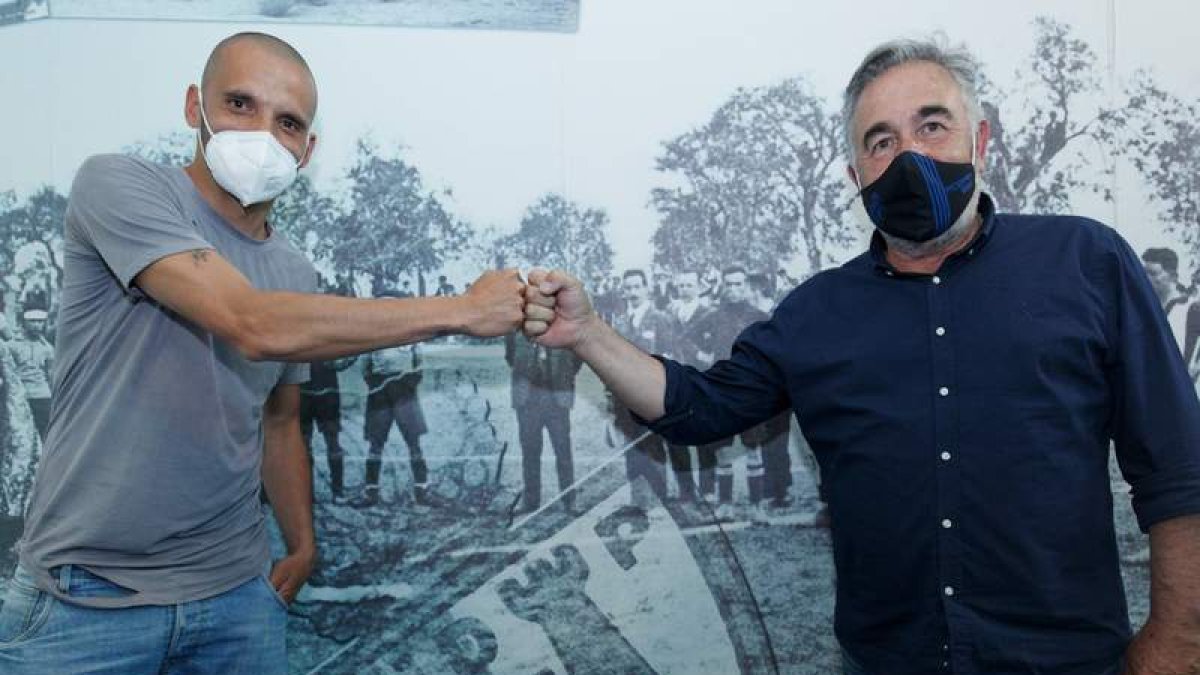 Con este gesto, el clásico del tiempo de covid, Yuri y Silvano sellaron la renovación de ‘O Fenómeno’. SDP