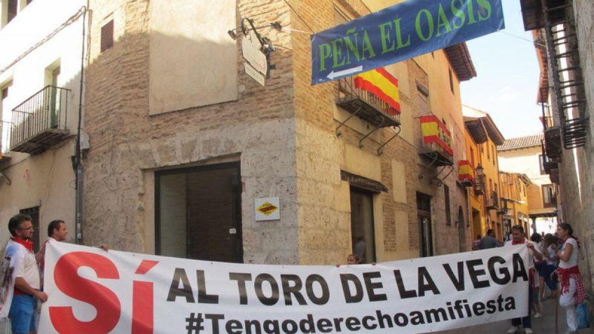 Miembros de la peña El Oasis de Tordesillas muestran a EL PERIÓDICO la pancarta que encabezará la protesta del martes, previa al Toro de la Peña.