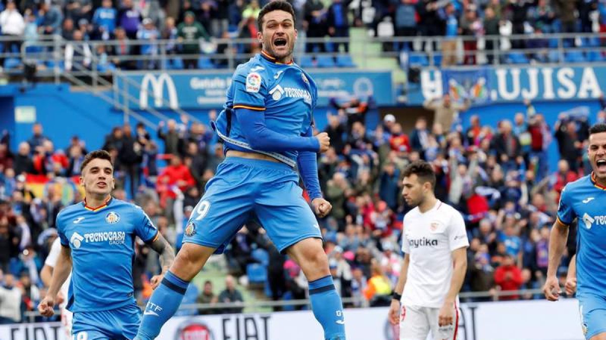 El jugador del Getafe Jorge Molina celebra uno de sus dos goles al Sevilla. CHEMA MOYA