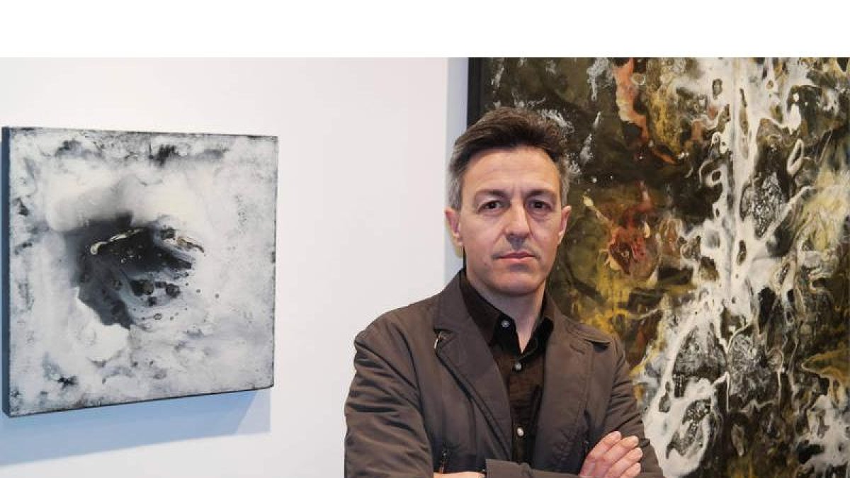 El artista zamorano Fernando de Dios ante dos de las obras que expone en la galería Ángel Cantero