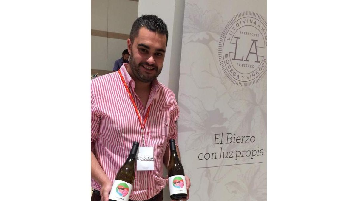 Miguel Amigo sostiene dos ‘María Abril’. DL