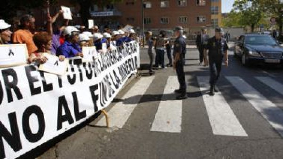 La Reina saludó con la ventanilla bajada y trasladó a las mujeres de mineros la carta.