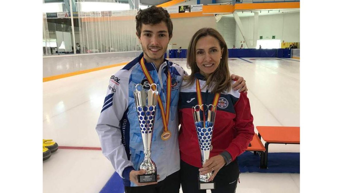 Eduardo de Paz y Beatriz Cureses con los trofeos de oro y plata logrados en el Nacional de curling. DL