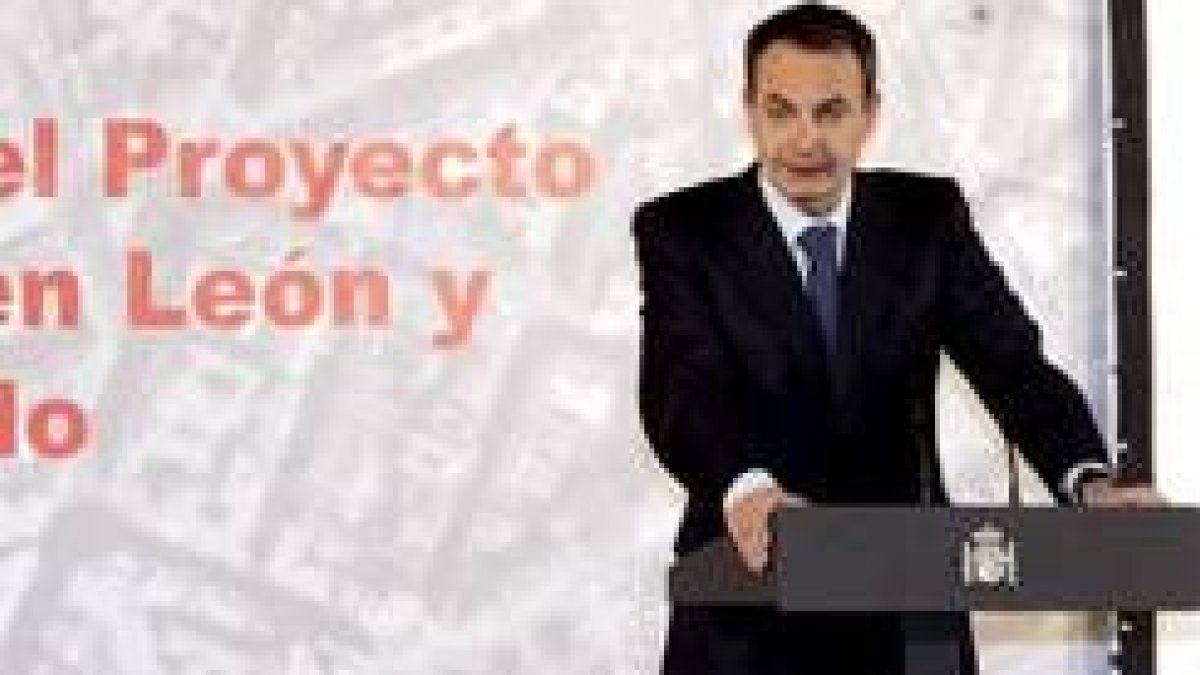 El presidente Zapatero, en febrero pasado en León cuando anunció el centro de denuncias de Tráfico