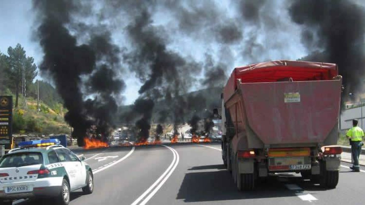 Las barricadas de fuego volvieron a las carreteras frente al duro recorte de las ayudas mantenido por el ministro Soria.