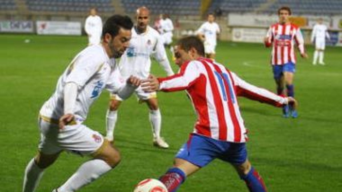 Marín, a la izquierda, es uno de los futbolistas que apuntan a ser baja para el mercado de invierno.