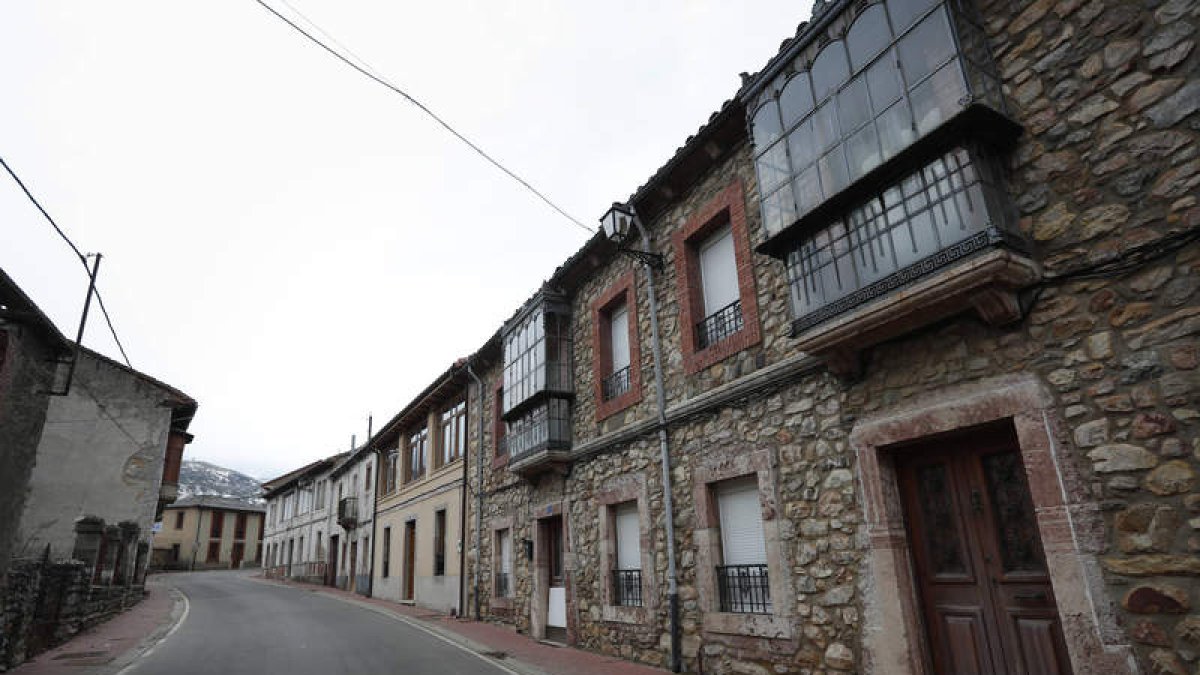 El Municipio de Cármenes se encuentra a unos 45 kilómetros de la capital leonesa. Está integrado por Almuzara, Campo, Canseco, Cármenes, Felmín, Genicera, Gete, Getino, Lavandera, Pedrosa, Piedrafita, Piornedo, Pontedo, Rodillazo, Tabanedo, Valverdín y Vi