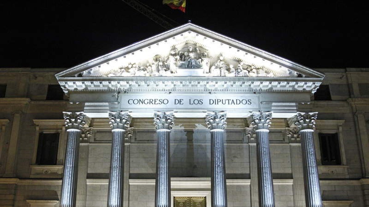 El Congreso protagonizó en 2014 el adiós a Suárez y el relevo de rey.