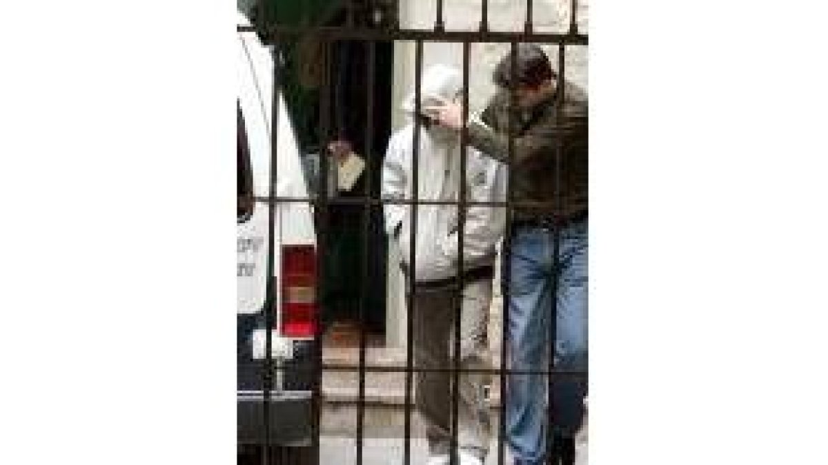 El joven detenido abandona los juzgados tras prestar declaración