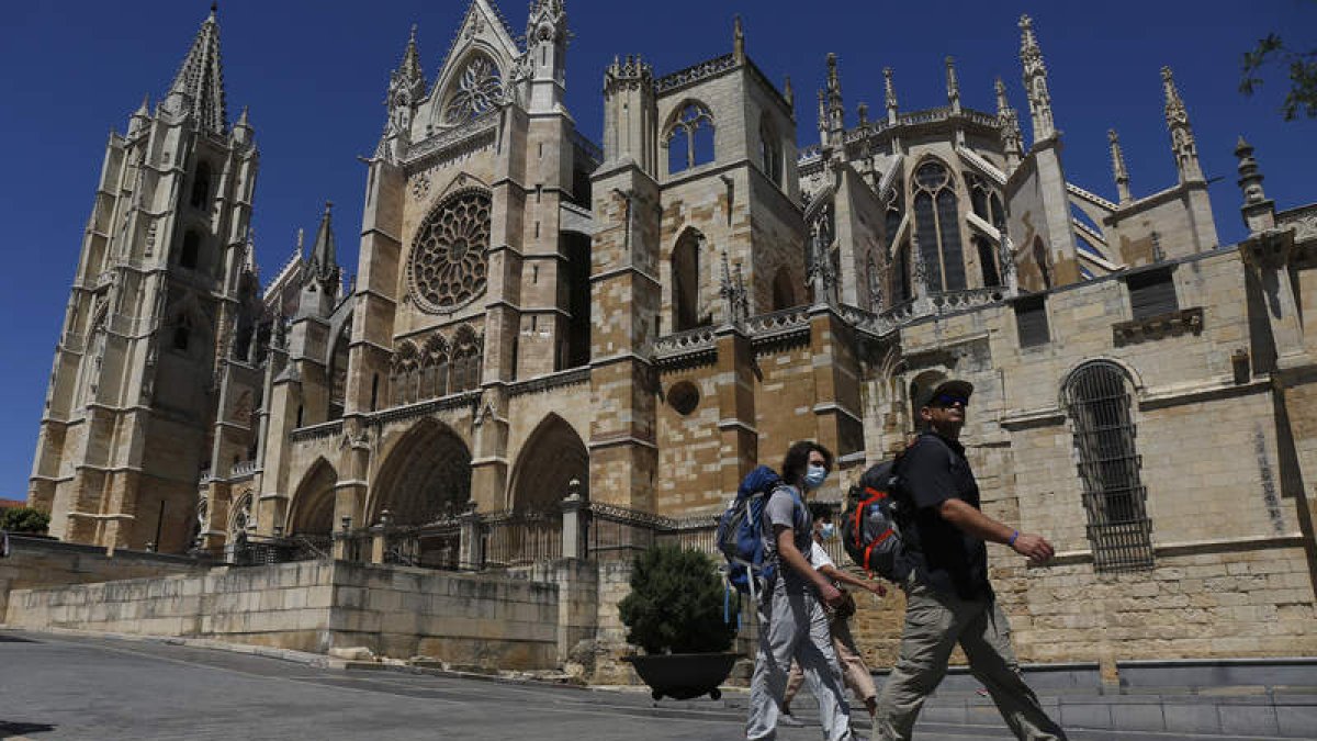 Un grupo de peregrinos camina por la zona de la Catedral en ruta hacia su albergue. FERNANDO OTERO