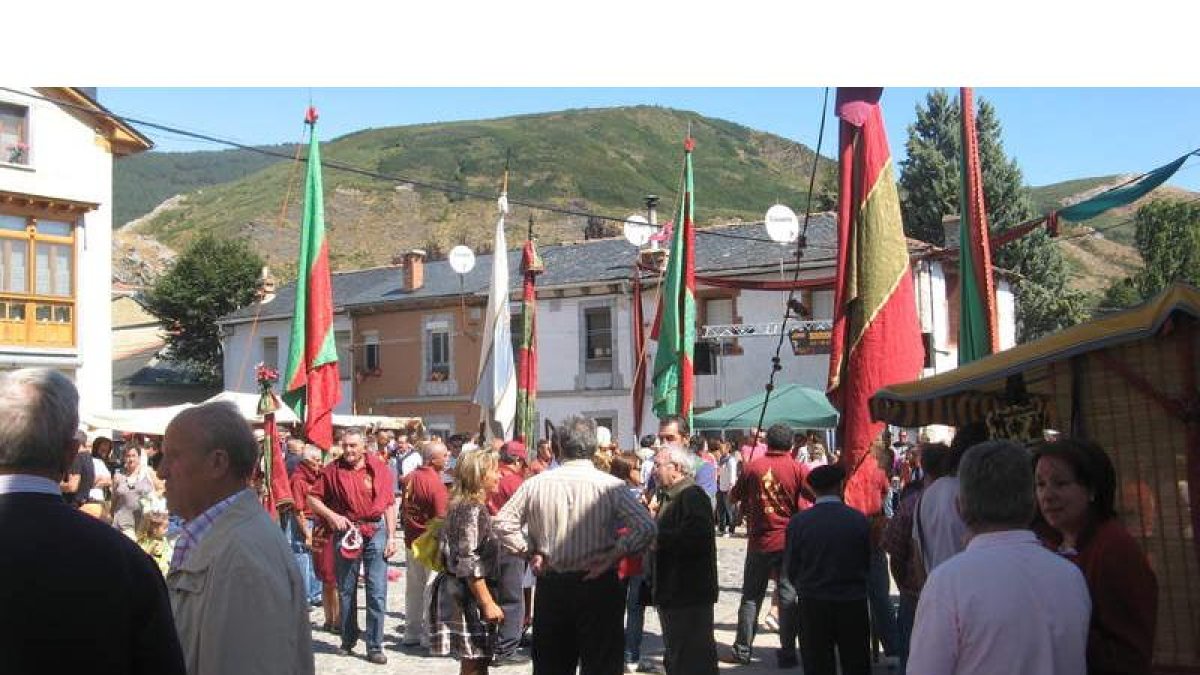 Imagen de una de las ediciones pasadas de la feria del Cristo, en Valdelugueros. ARCHIVO