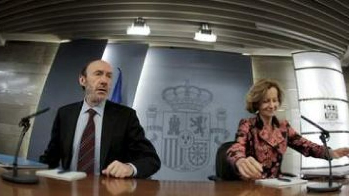 Los vicepresidentes Rubalcaba y Salgado, durante la rueda de prensa tras el Consejo de Ministros.