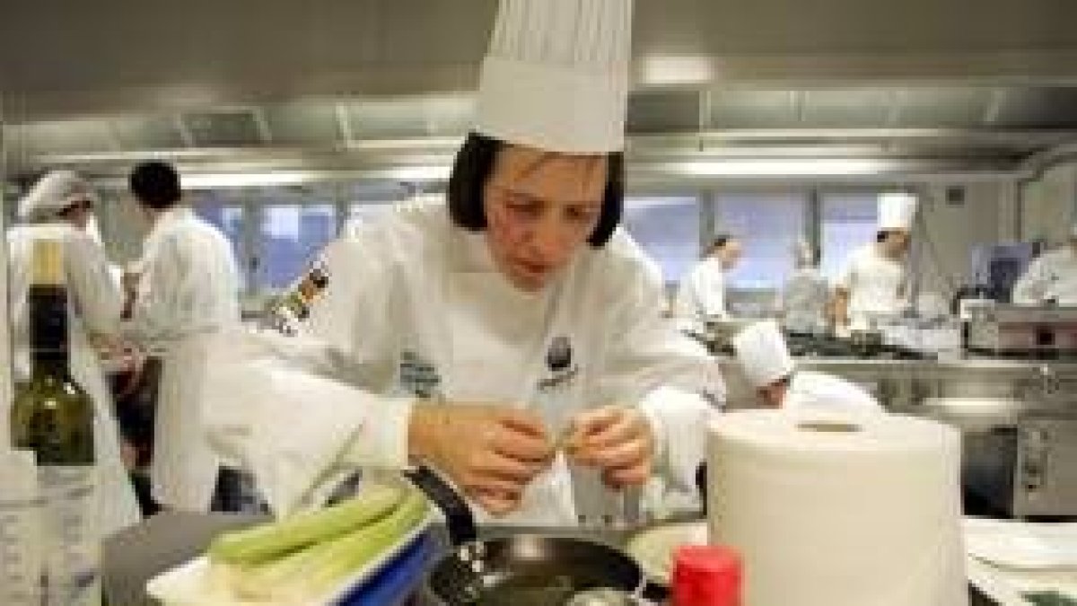 Azucena Martínez es la única mujer en el concurso «Cocineros del año»