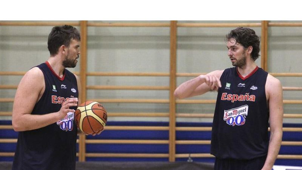 Marc (izquierda) y Pau Gasol conversan durante un entrenamiento de la selección española, el pasado 5 de agosto, en Madrid.