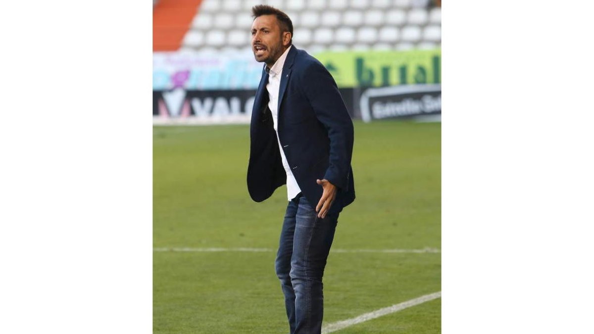 Herrero dejó de ser entrenador de la SD Ponferradina tras la derrota en la Mutilva Baja. ANA F. BARREDO
