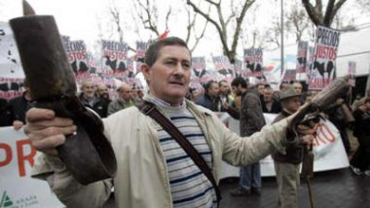 Un ganadero toca dos cencerros en la manifestación «blanca» de ayer, en la que no se vie