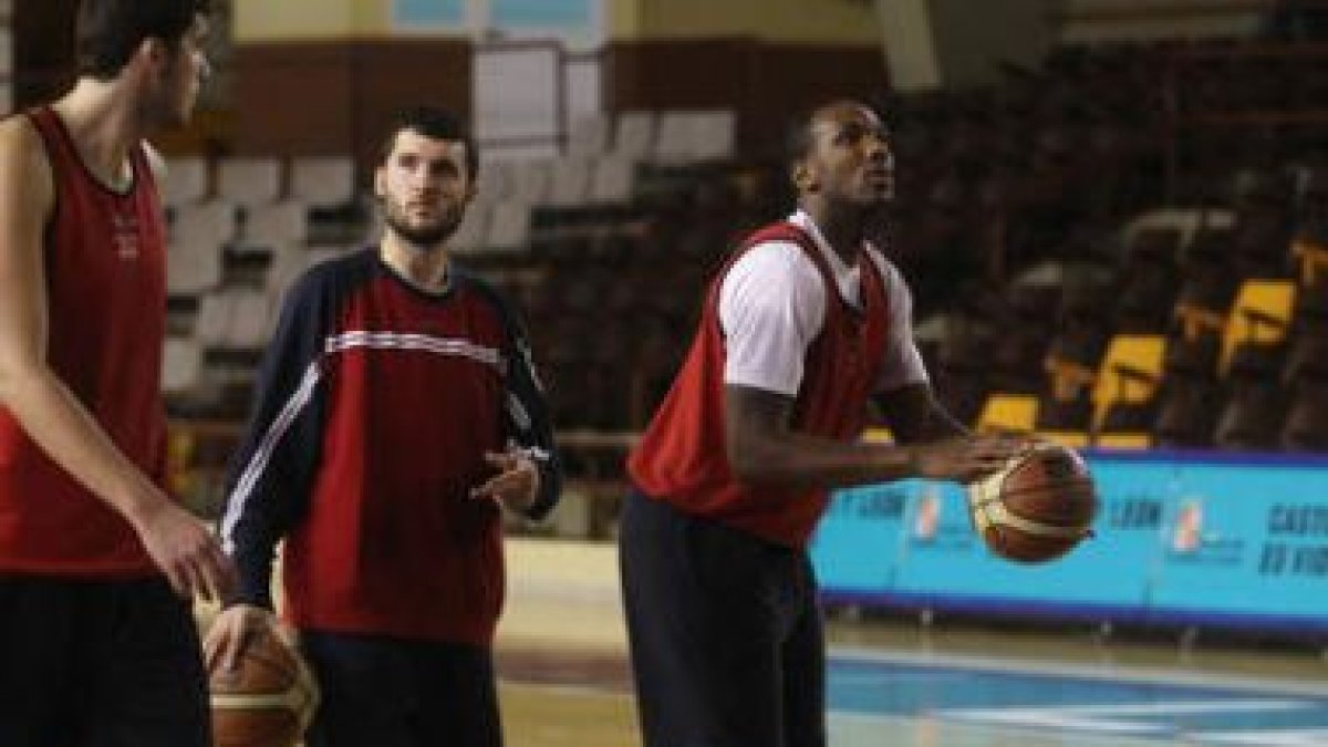 Fontet, Calvo y Seawright, en un entrenamiento de León.