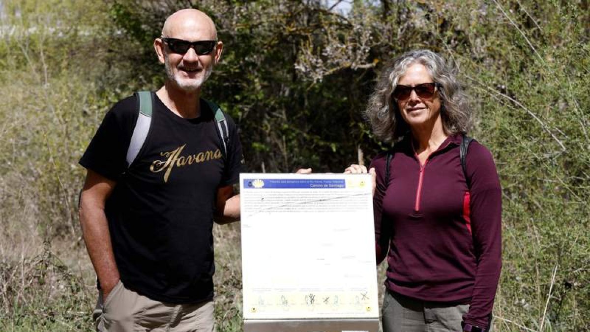 Robert y Larree han viajado desde Nueva Zelanda para hacer el Camino de Santiago por cuarta vez ella y por tercera vez él. MARCIANO PÉREZ