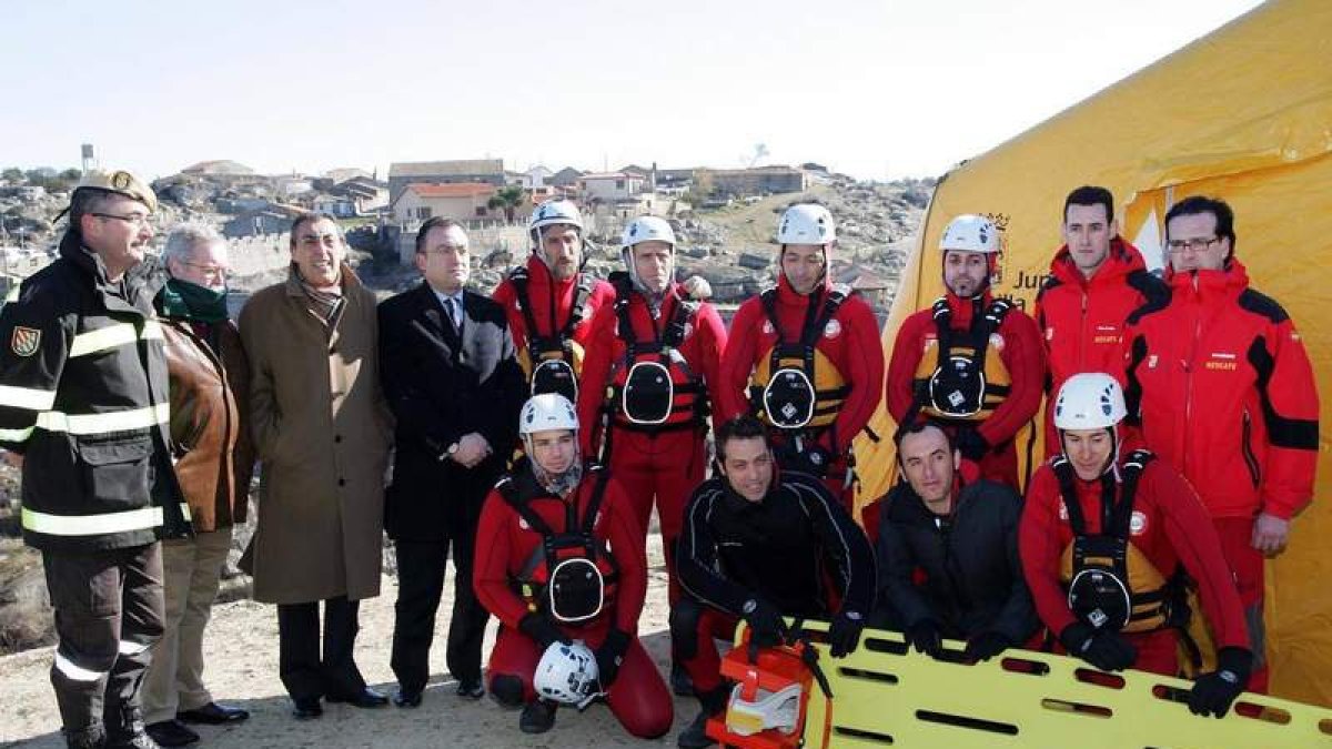 Mandos y organizadores del simulacro de búsqueda y rescate en riadas en Ledesma.