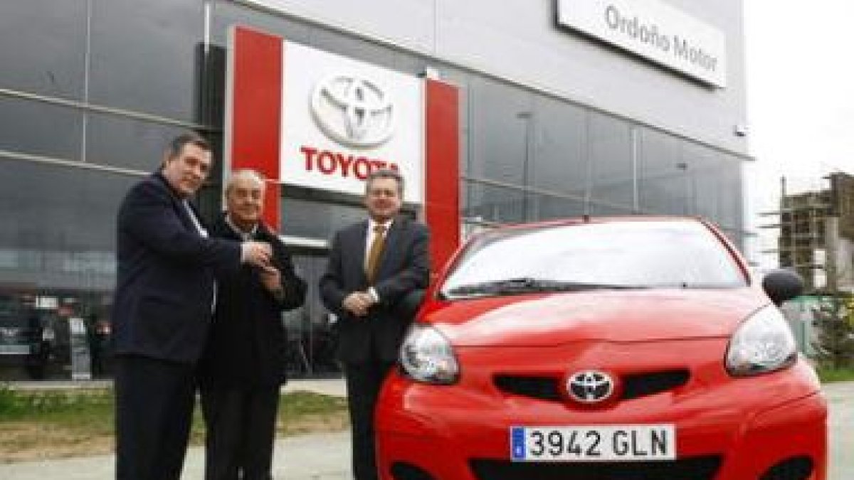 El gerente de Ordoño Motor, Isidro Fernández, el ganador del Aygo, Domingo Cristóbal, y el director