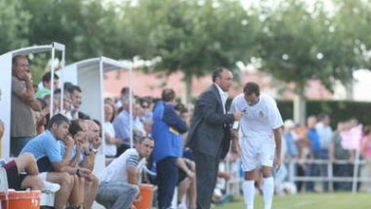 Yosu Uribe aprovecha que el juego está detenido para dar instrucciones.