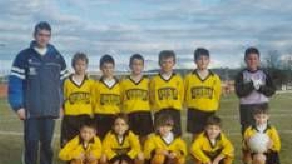 Formación del equipo prebenjamín del club Polideportivo Loyola
