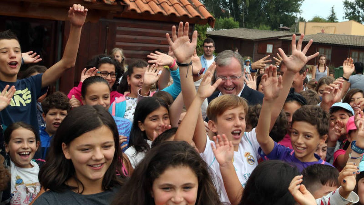 El alcalde compartió ayer jornada con los niños que participan en los campamentos. RAMIRO