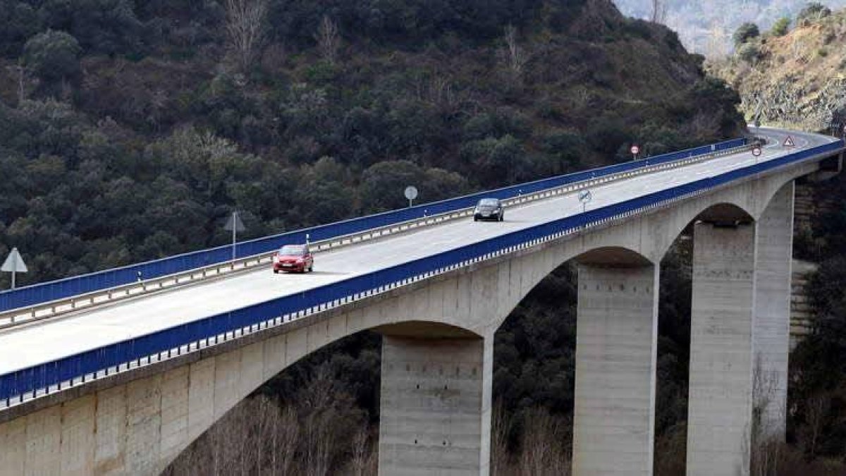 Imagen de la N-120 a su paso por el municipio de Sobrado, única conexión actual entre el Bierzo y Orense.