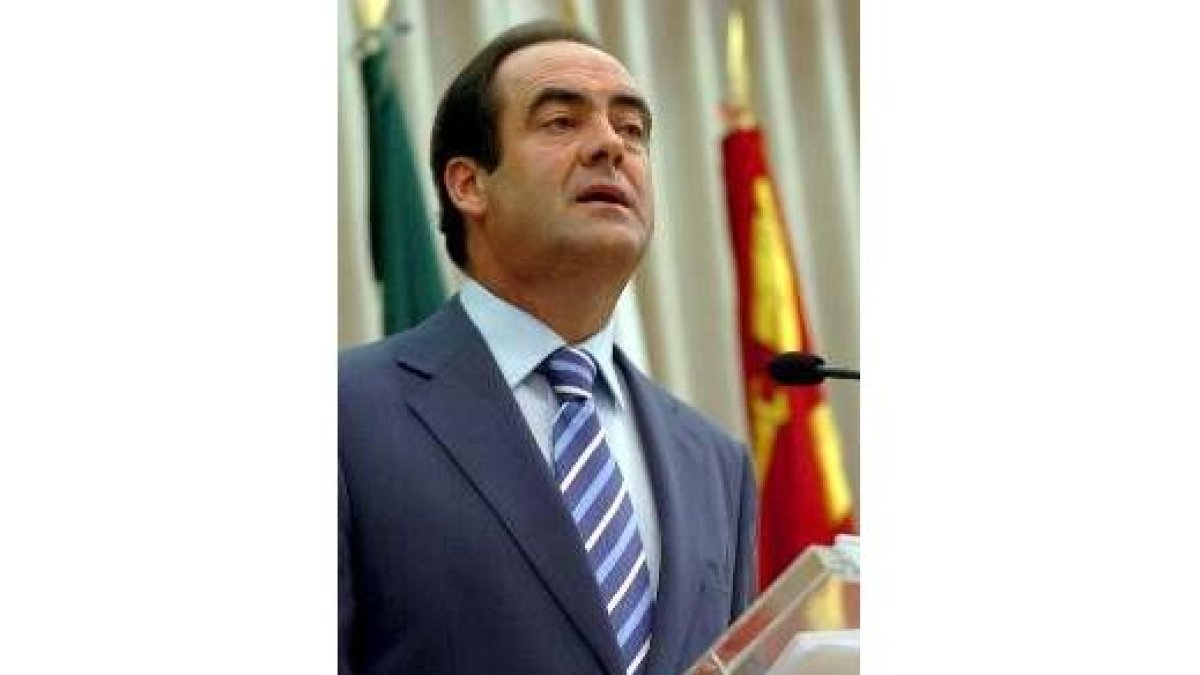 José Bono presentó ayer el segundo informe de la comisión