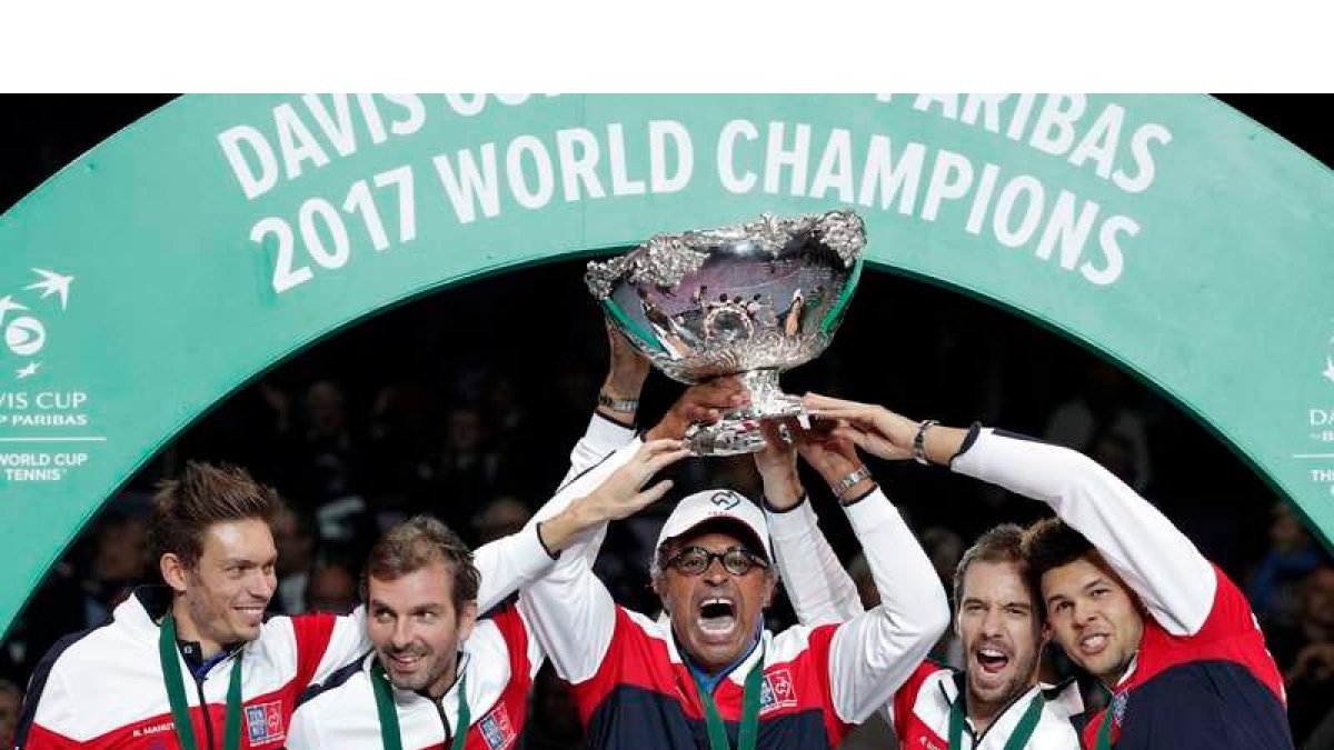 El equipo galo dirigido por Yannick Noah celebra su Copa Davis. YOAN VALAT