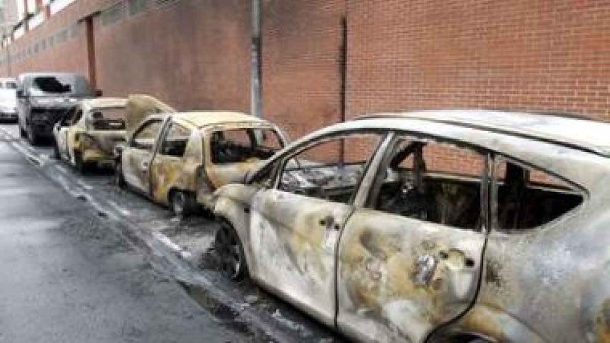 El fuego comenzó en los contenedores de basura.