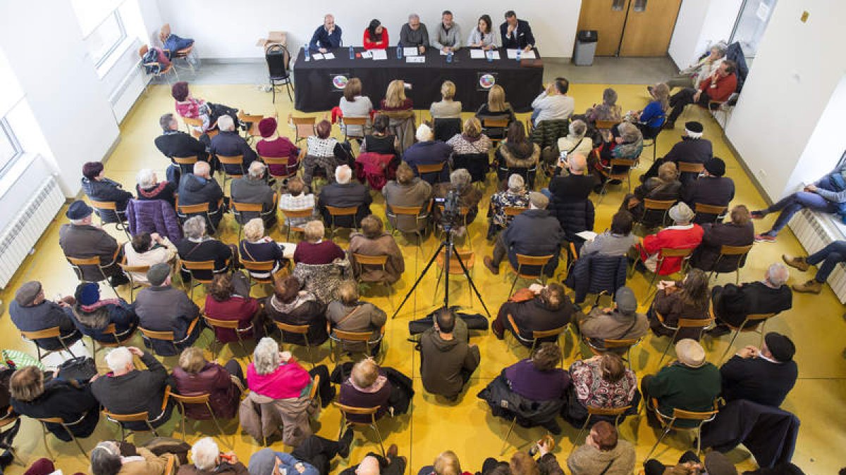 La sala del centro cívico de El Crucero se llenó. FERNANDO OTERO
