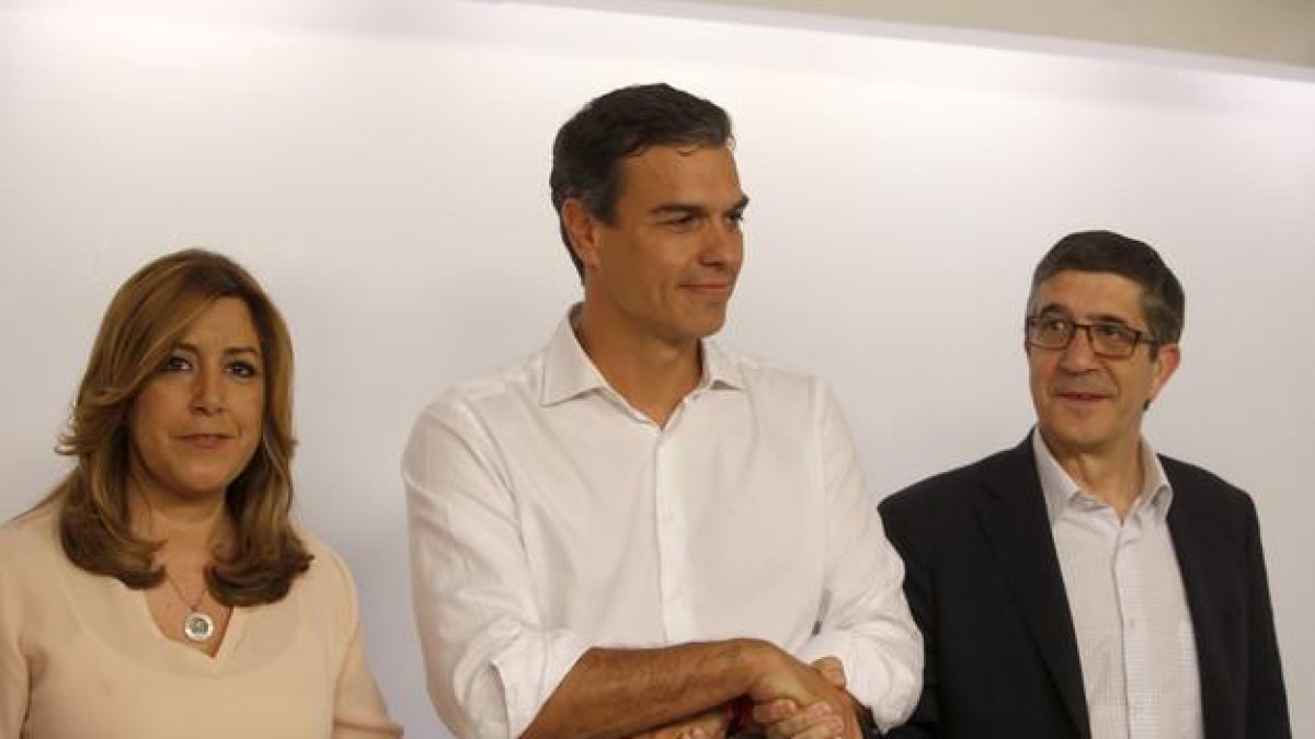 Susana Díaz, Pedro Sánchez y Patxi López posan juntos en la sede socialista de Ferraz, en Madrid, tras conocer los resultados de las primarias.
