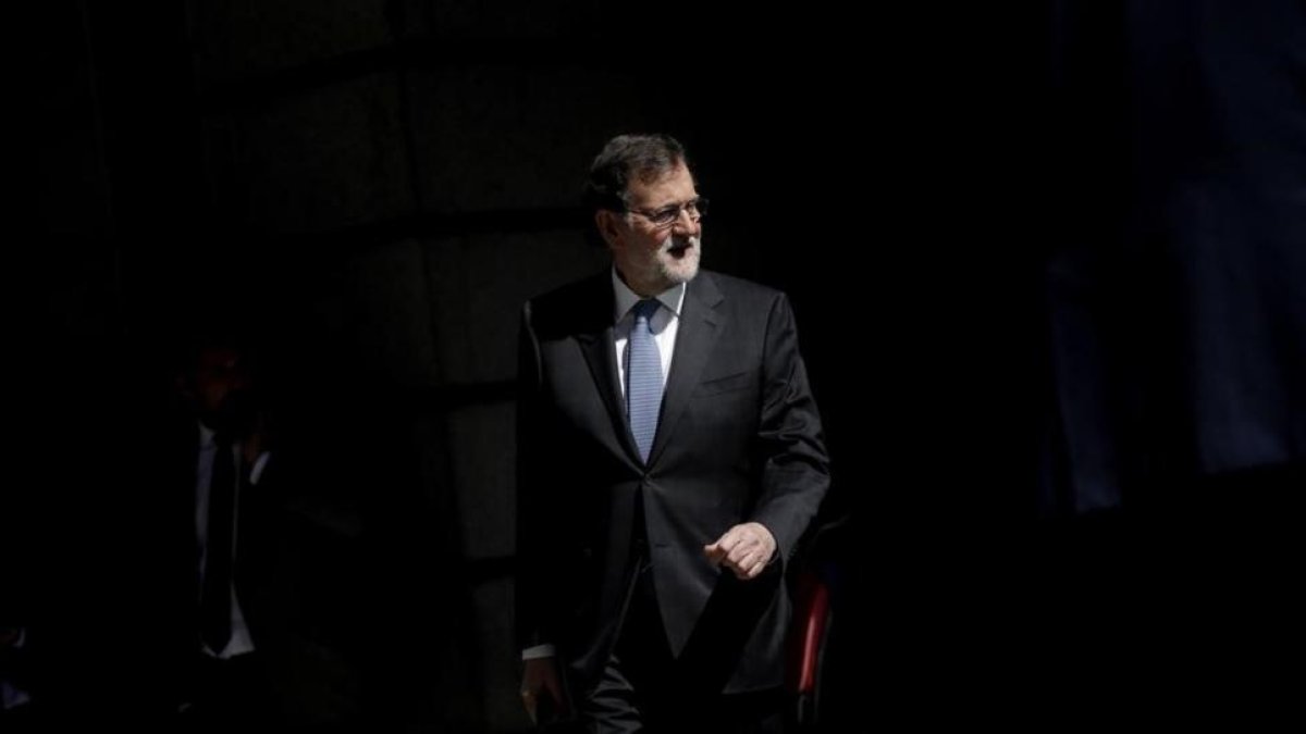 Mariano Rajoy, presidente del Gobierno, sale del Congreso de los Diputados.
