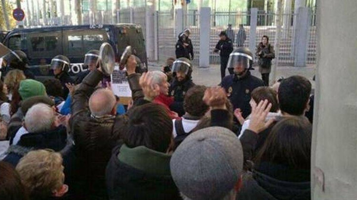 Cifuentes aclara que no ha habido intervención policial en el rodeo a la Asamblea de Madrid