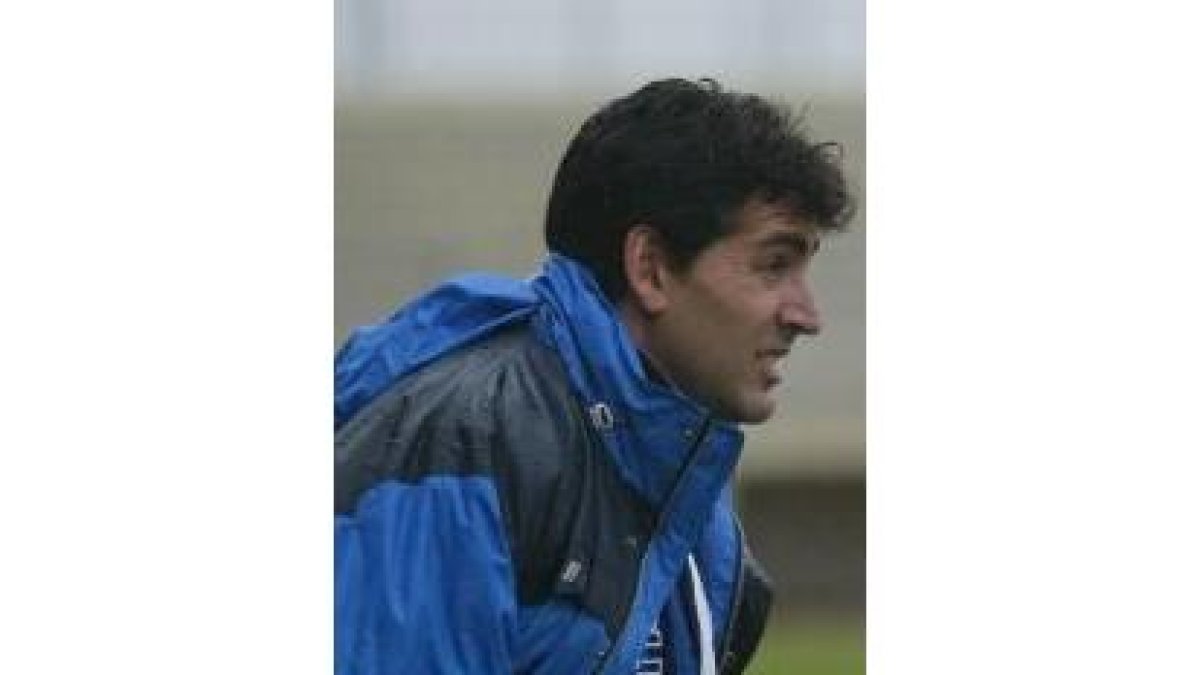 Luis Carnicero, atento, en un partido jugado por La Bañeza esta campaña