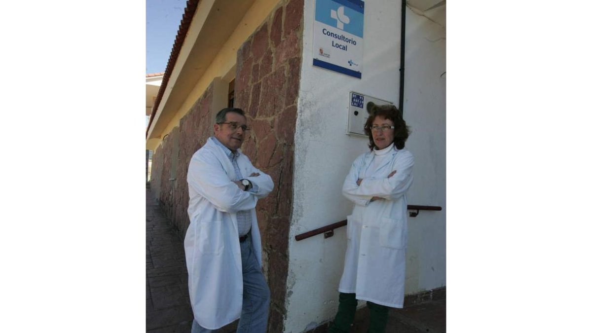 Luis Miguel Gutiérrez y María Jesús Salas, en el consultorio médico de Prioro.