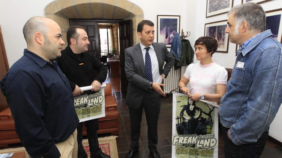 Riesco y Téllez (centro), junto a los organizadores del Freakland Festival.