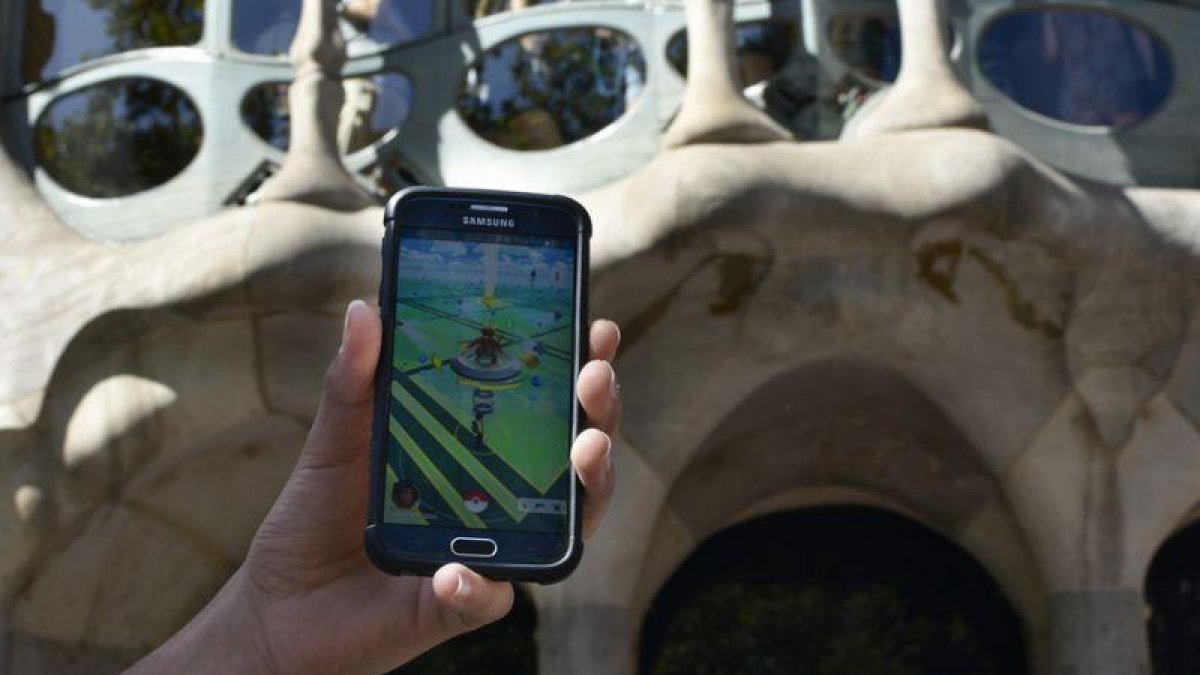 Un pokémon en la Casa Batlló de Barcelona.