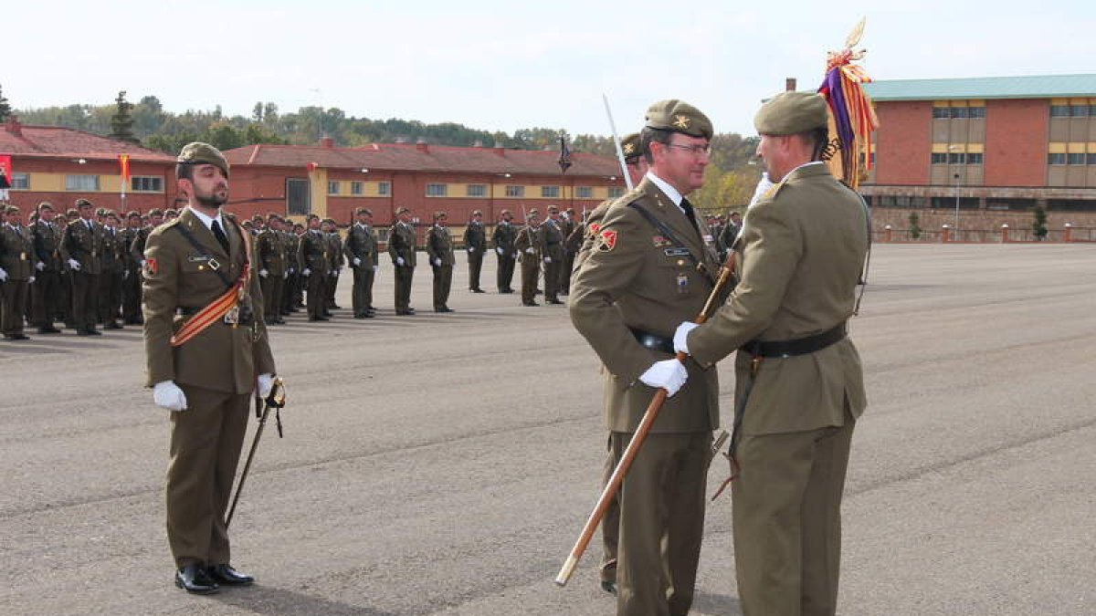 El coronel saliente Francisco Farfán entrega el estandarte a su sucesor Juan Manuel Díez.