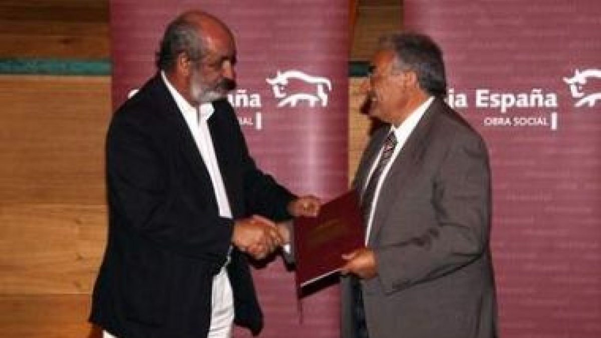 Santos LLamas y Pedro Puente, presidente del secretariado gitano, ratifican el acuerdo.