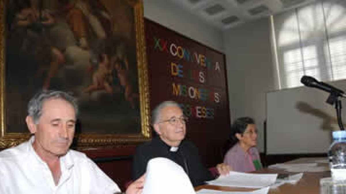 Francisco Negral, misionero en Jerusalén, junto al Obispo de León, Julián Lopez.