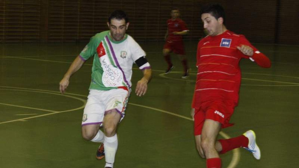 Susi, a la izquierda, trata de cortar un contragolpe del equipo universitario.