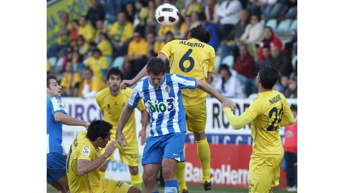 Claudio se sentó por primera vez en el banquillo local de El Toralín en un duelo ante el Alcorcón.