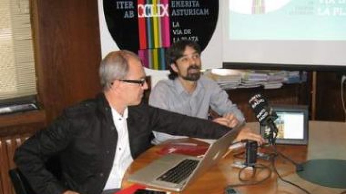 Miguel Pérez y Esteban García presentaron ayer la aplicación informática.