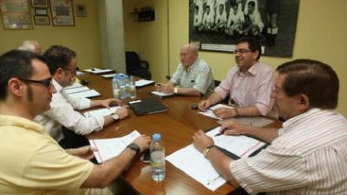 Momento de la reunión del consejo de la Cultural con la presencia del administrador concursal Emilio